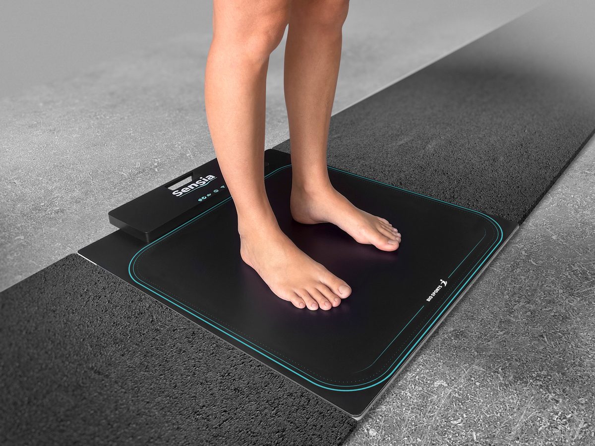 Plataforma Sensia de Biosports: persona descalza apoyada sobre la plataforma de medición de presión plantar